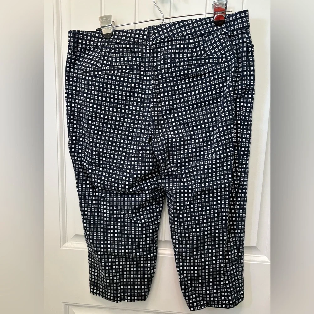 Gloria Vanderbilt khaki unlimited navy/white checkered Capri. Size 14.